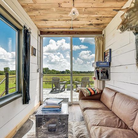 Flophouze Shipping Container Hotel Round Top Екстер'єр фото