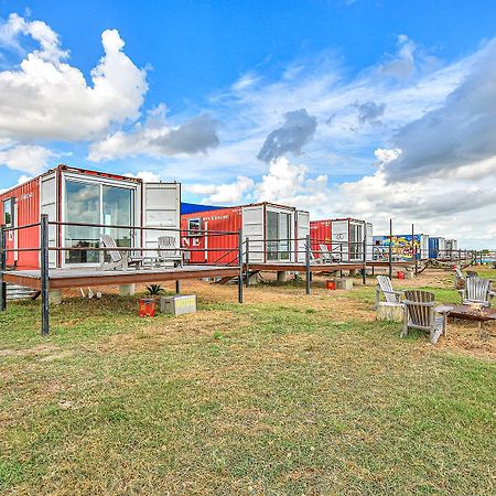 Flophouze Shipping Container Hotel Round Top Екстер'єр фото