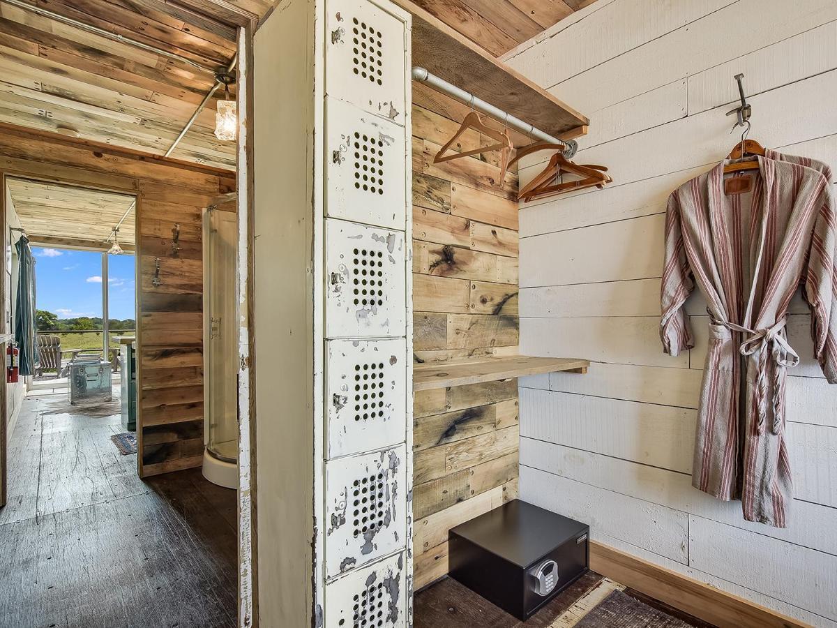 Flophouze Shipping Container Hotel Round Top Екстер'єр фото