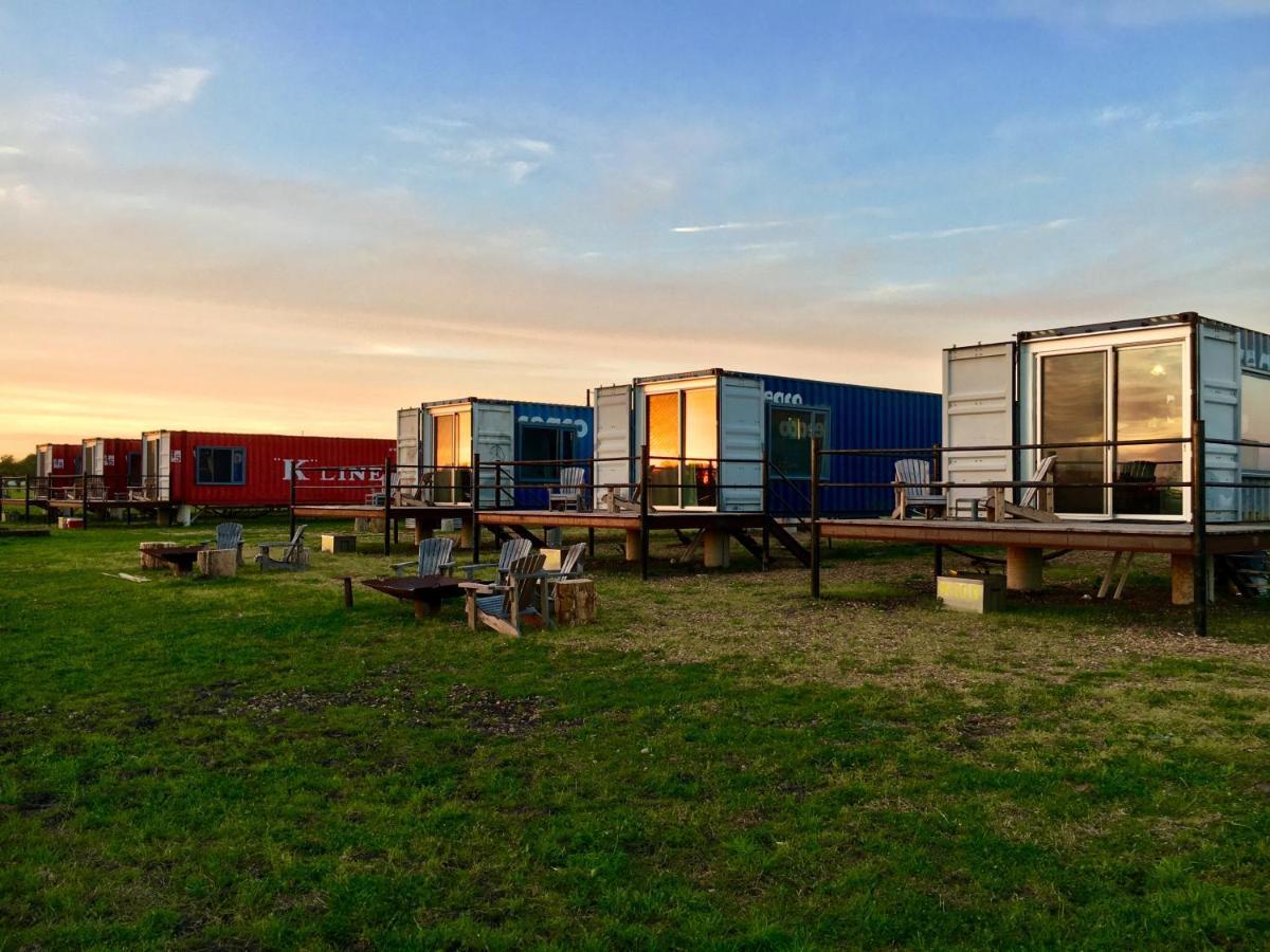 Flophouze Shipping Container Hotel Round Top Екстер'єр фото