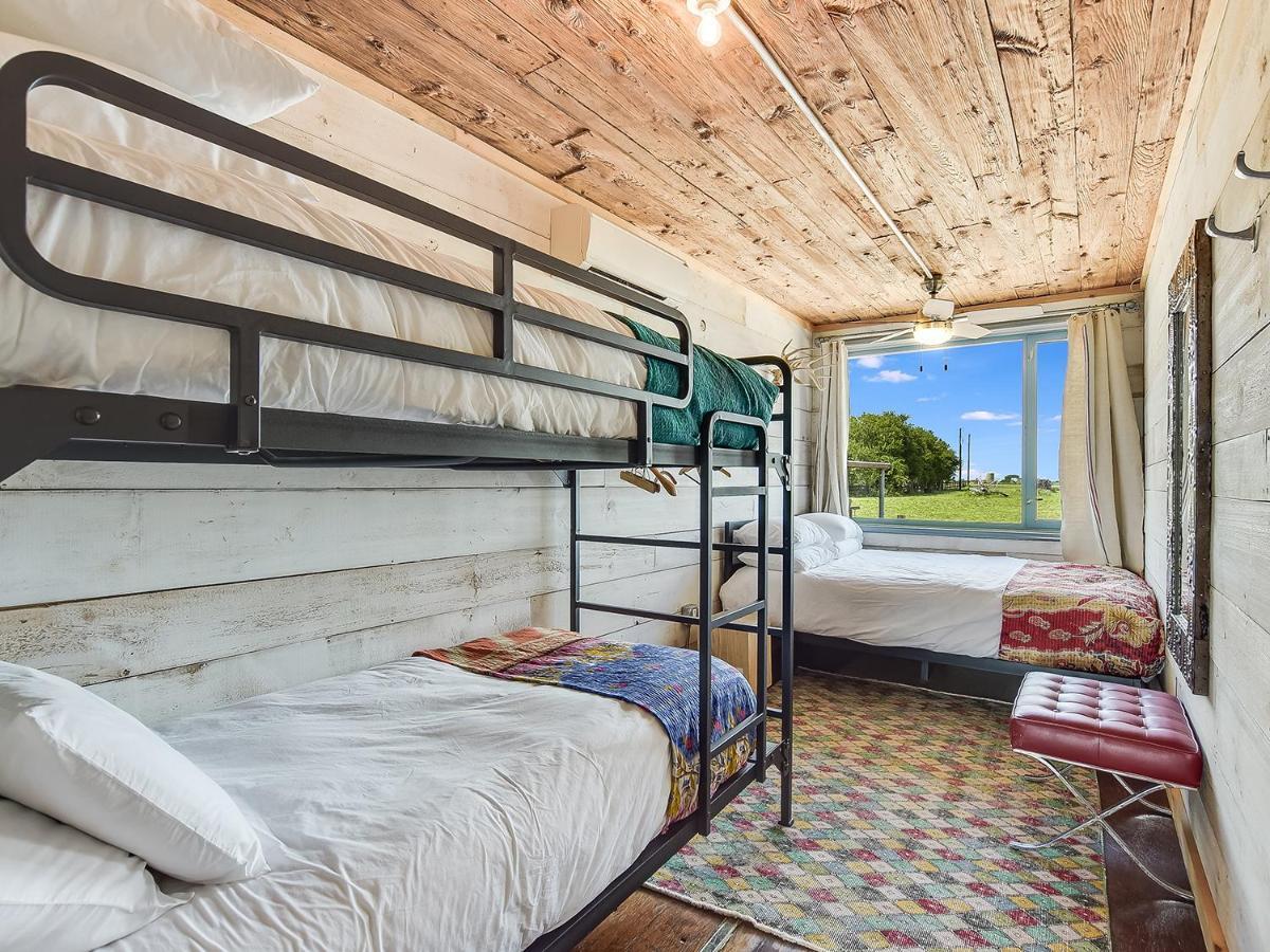 Flophouze Shipping Container Hotel Round Top Екстер'єр фото