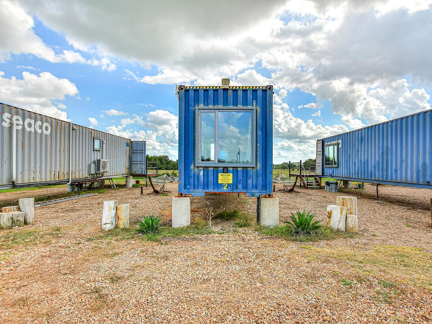 Flophouze Shipping Container Hotel Round Top Екстер'єр фото