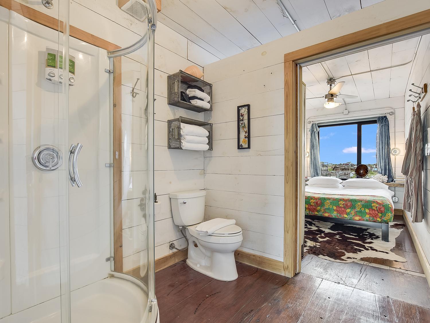 Flophouze Shipping Container Hotel Round Top Номер фото